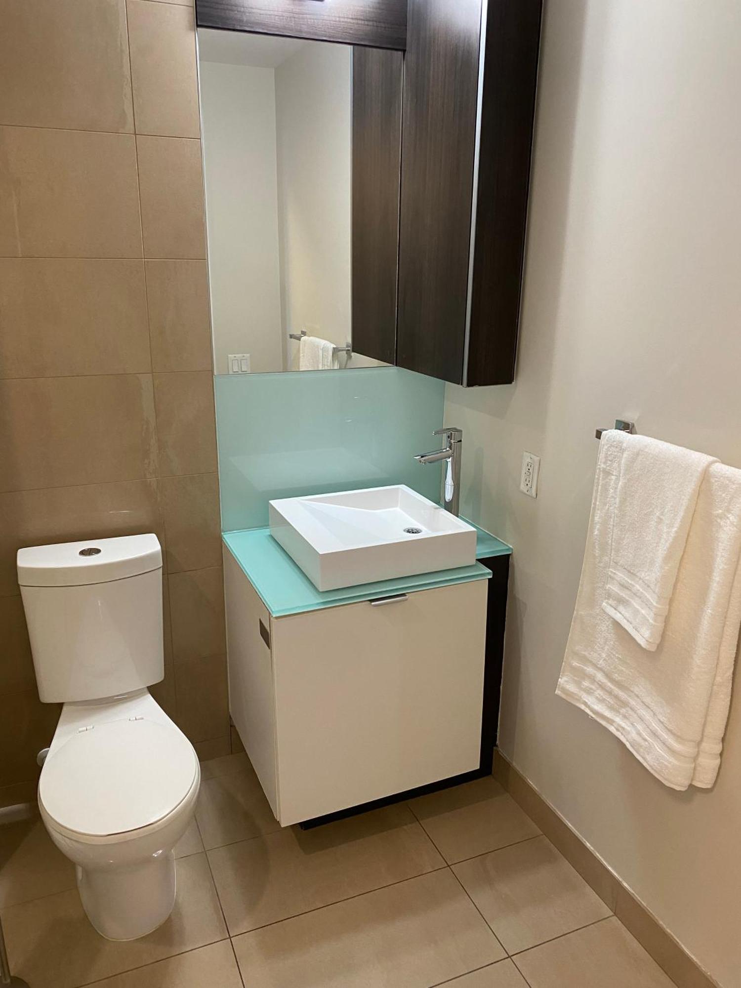 Central Toronto Suite - Free Parking, City Views, Near Cn Tower Luaran gambar