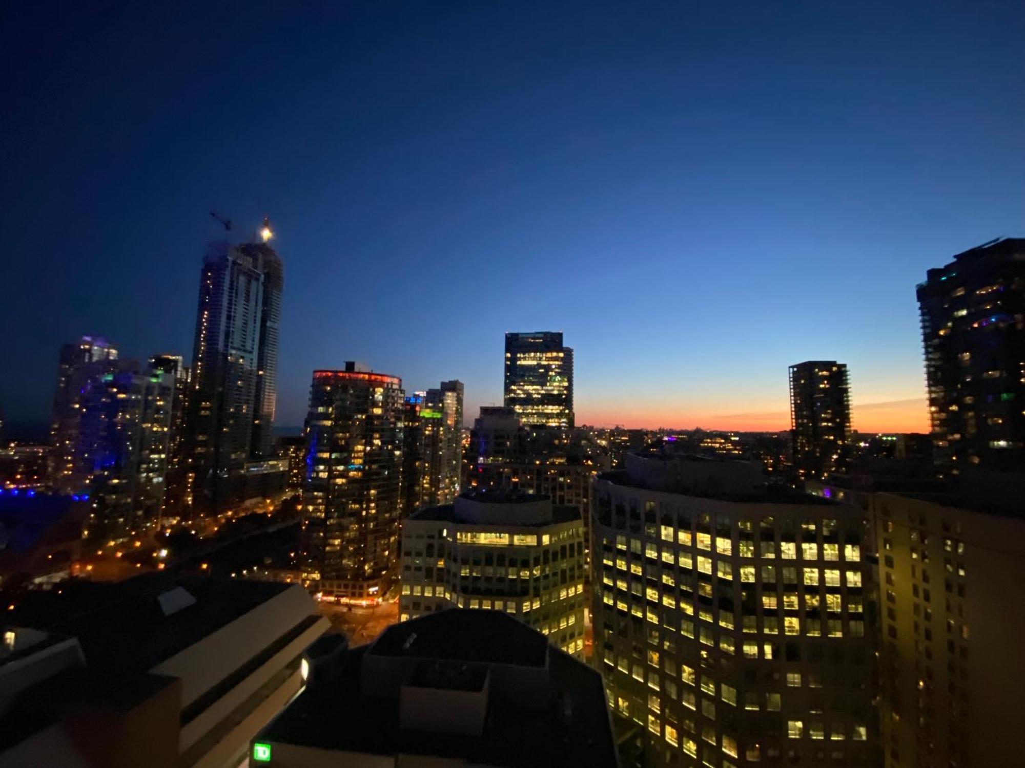 Central Toronto Suite - Free Parking, City Views, Near Cn Tower Luaran gambar