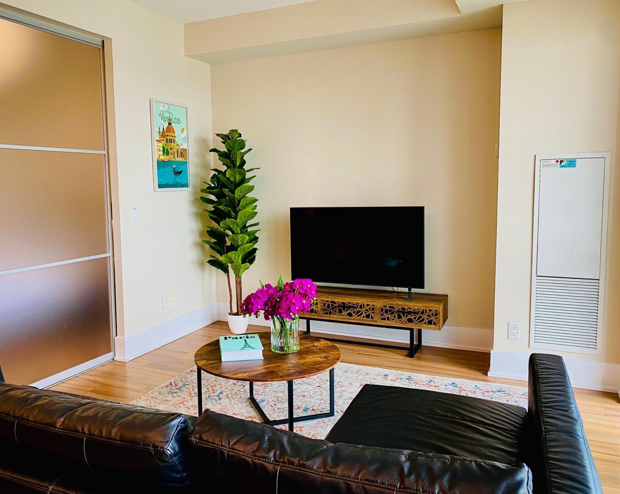 Central Toronto Suite - Free Parking, City Views, Near Cn Tower Luaran gambar